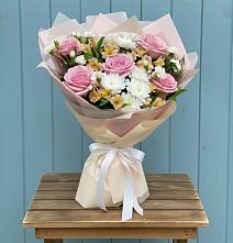 Букет цветов из:  Гвоздики, Орхидеи и Розы в Княжево