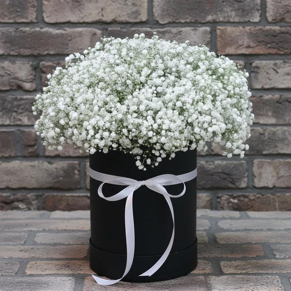 Цветочная композиция из Гипсофила в шляпной коробке в Княжево