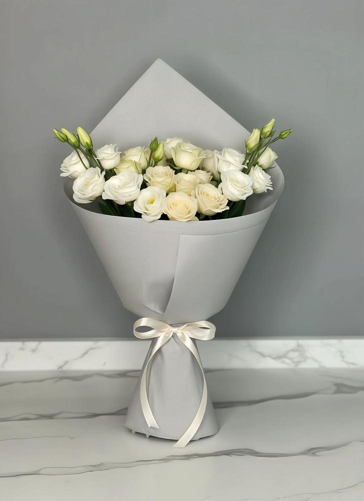 Букет цветов из: Розы и Лизиантусы в Княжево