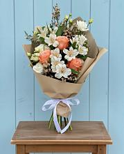 Букет цветов из:  Альстромерии, Лизиантусы, Розы и Хризантемы в Княжево