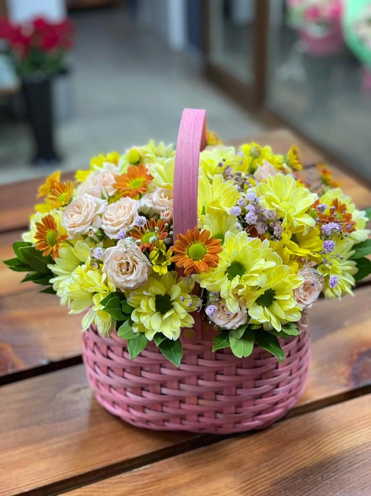 Цветочная композиция из Хризантемы и Розы в корзине в Княжево