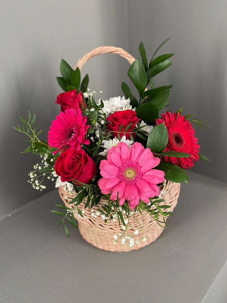 Цветочная композиция из Розы, Хризантемы и Герберы в корзине в Княжево