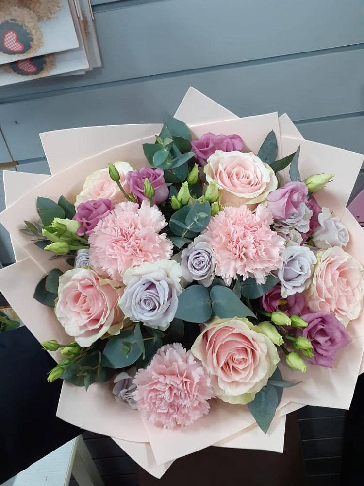 Букет цветов из: Розы, Гвоздики и Лизиантусы в Княжево